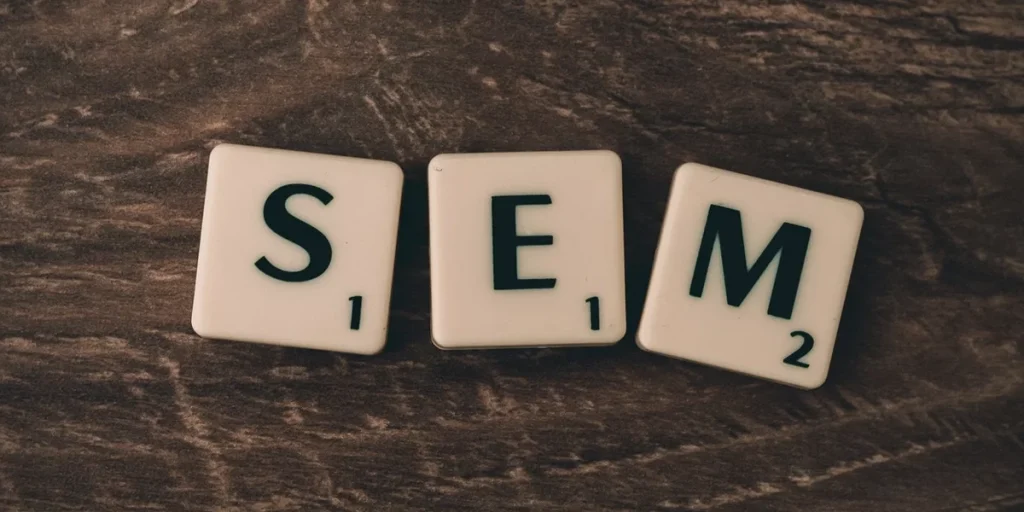 sem小方塊放在木桌上