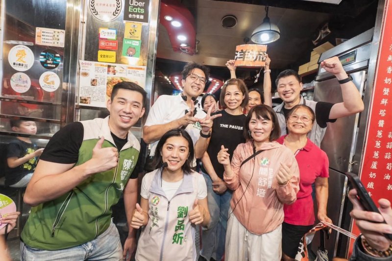 圖:沈伯洋與劉品妡日前走訪臨江街夜市,與大安文山團隊及在地商家熱情互動,「洋流」深入地方,也展現劉品妡新生代的親和力與行動力/劉品妡臉書 圖:沈伯洋與劉品妡日前走訪臨江街夜市,與大安文山團隊及在地商家熱情互動,「洋流」深入地方,也展現劉品妡新生代的親和力與行動力/劉品妡臉書