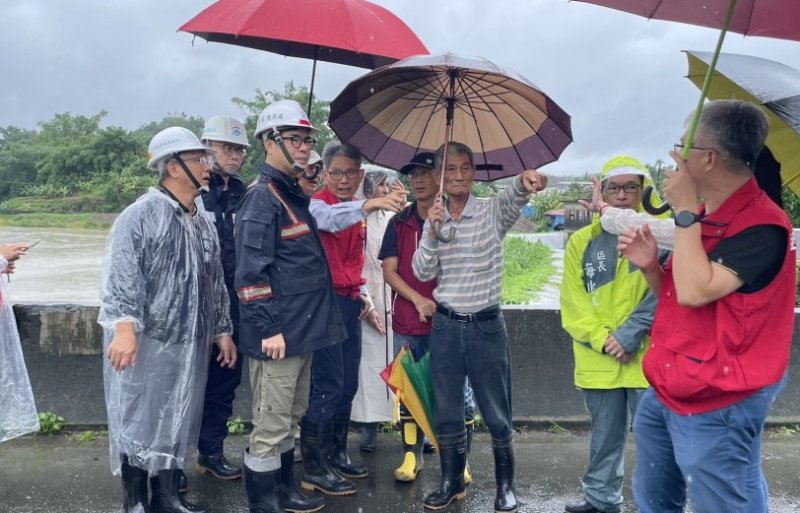 超大豪雨持續警報不斷  陳其邁陪同經濟部賴建信次長視察田寮月世界增佈移動式抽水機