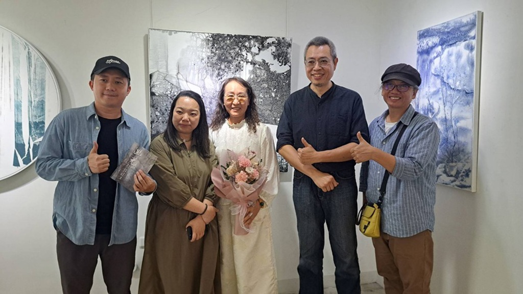 聯展開幕儀式雄崗建設經理林濰(左起)與藝術家張若綺、廖芳乙、林宜炫以及策展人謝其昌合影。圖/黃全興