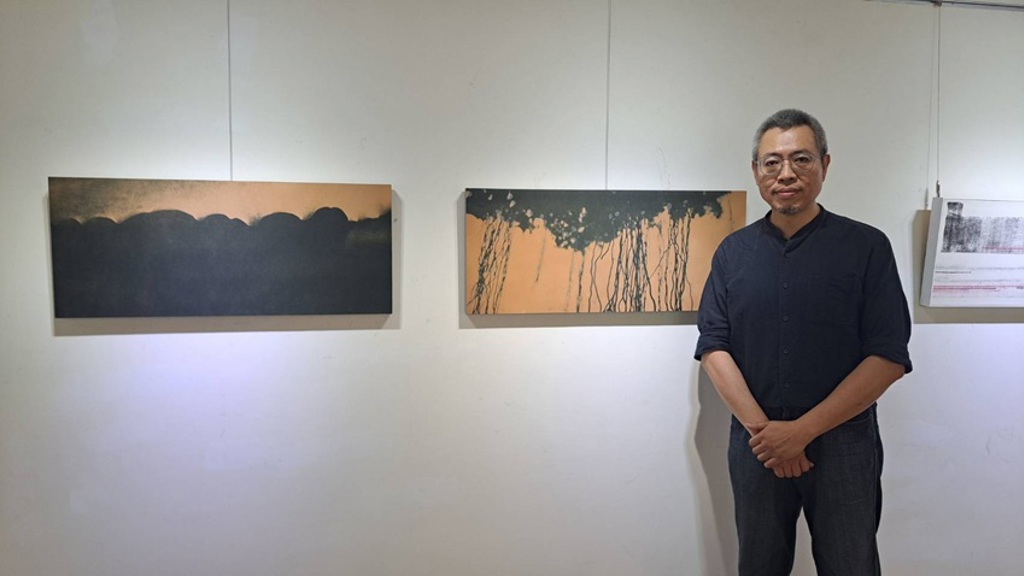 藝術家林宜炫與代表作合影。圖/黃全興