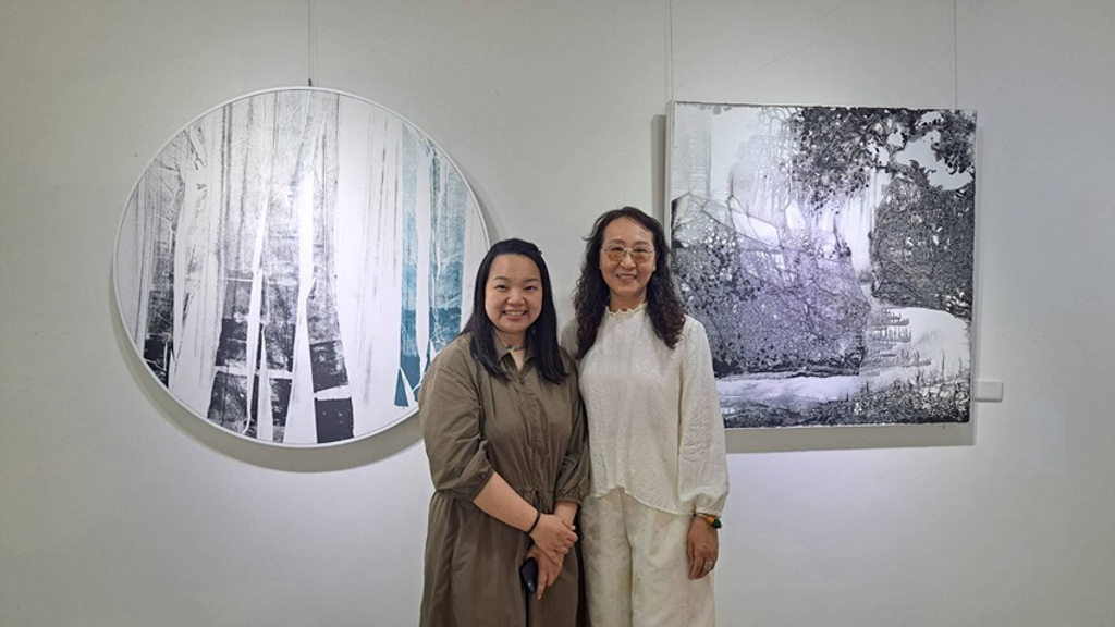 張若綺(左)及廖芳乙(右)兩位藝術家與代表作合影。圖/黃全興