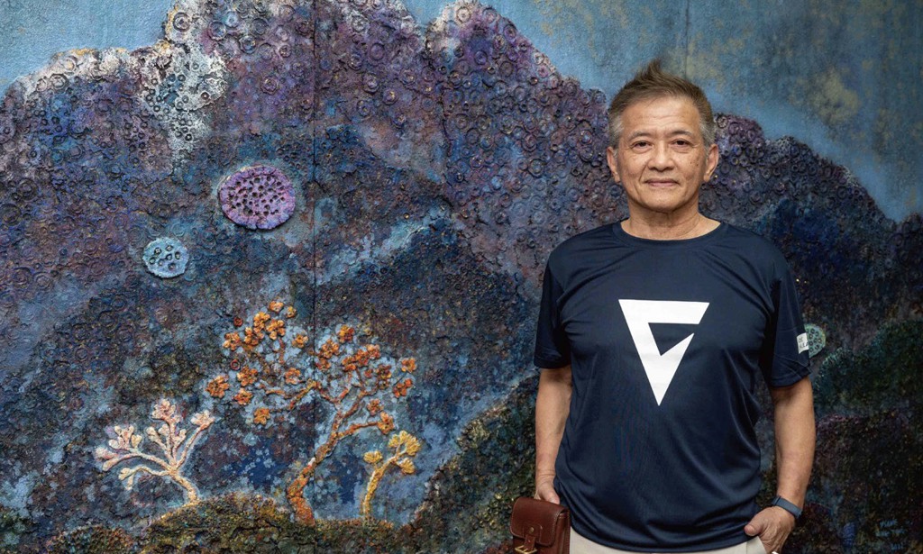 曾英棟擅長以金銀漆料、堆疊土質展現出滿載的「愛與能量」。圖/業者提供