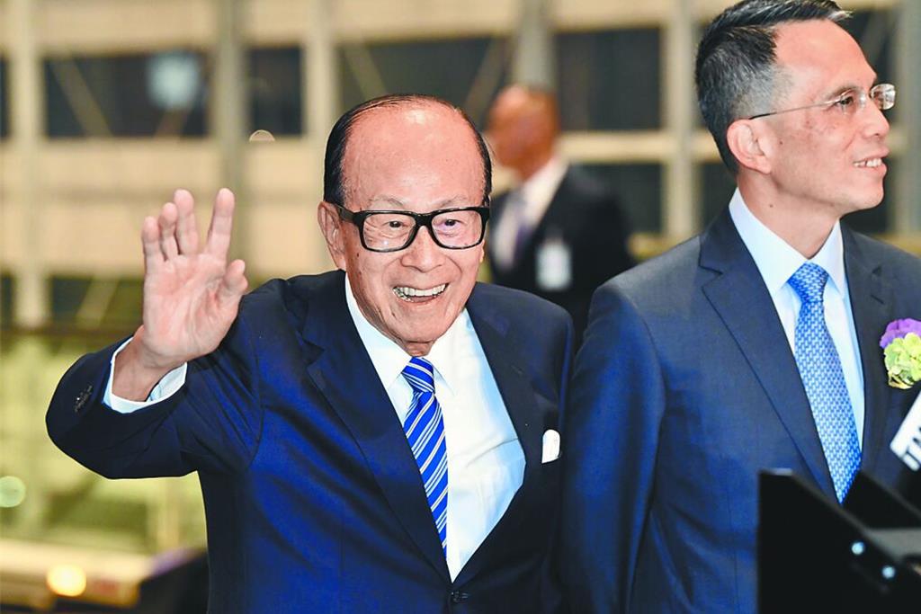 香港富豪李嘉誠(左)家族傳出將出售澳洲能源公司EDL Energy的控制性股權,交易規模上看683億元。(中新社)
