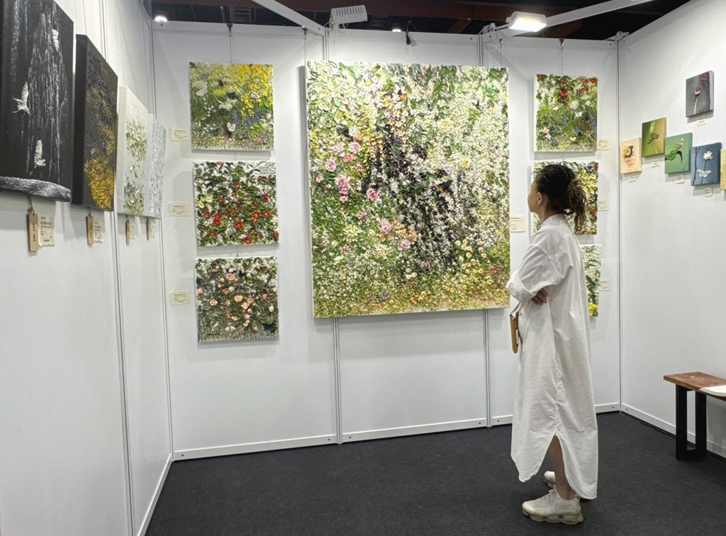 台灣藝術博覽會盛大開展,創作者陳俐維憑藉獨創「砌畫」技法作品,成為全場焦點。圖/業者提供