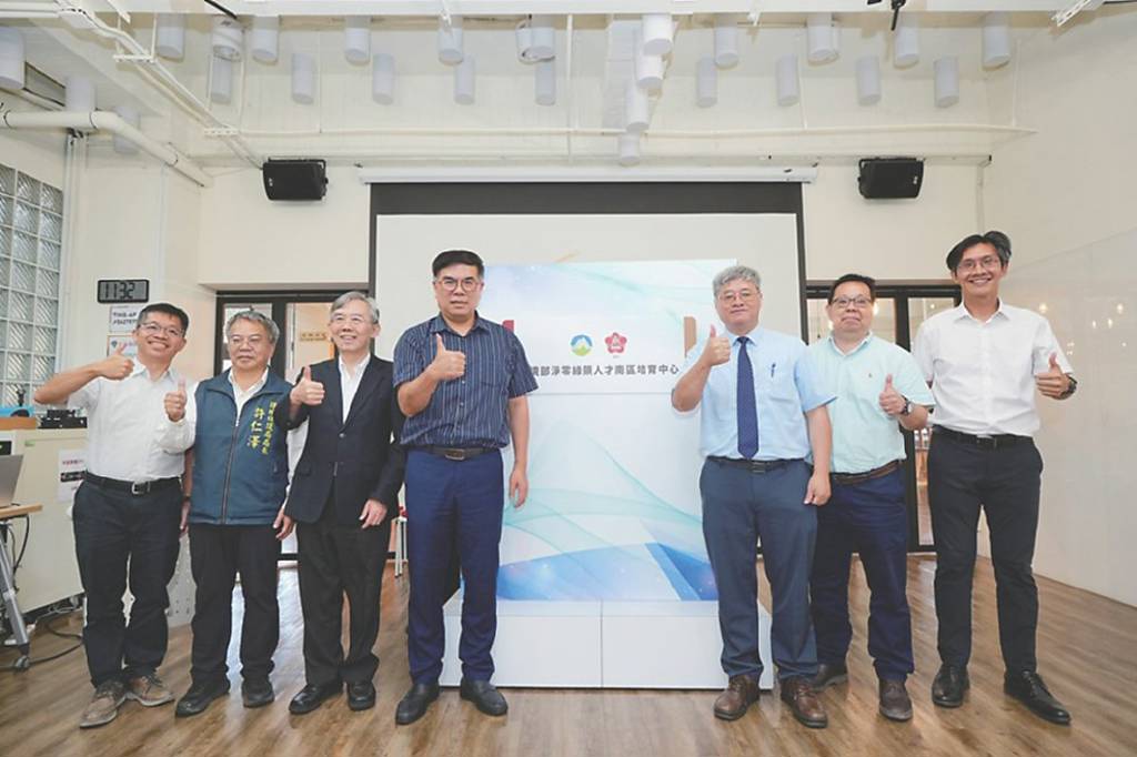 環境部淨零綠領人才南區培育中心8月17日在成大舉行揭牌儀式;成大產學創新總中心副組長陳必晟(左起)、台南市環保局局長許仁澤、國家環境研究院院長張順欽、環境部部長彭啟明、成大副校長李永春、產學創新總中心主任暨研發長黃良銘、建築系特聘教授林子平。圖/成大提供