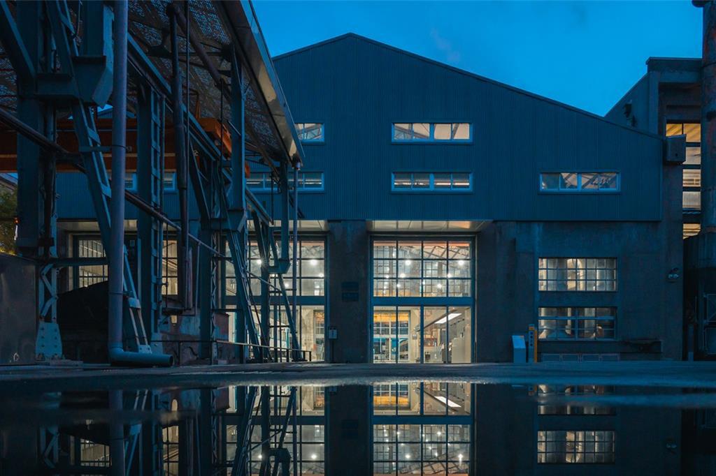 夜幕下的柴電工場建築,燈光倒映於地面,呈現工業遺產的沉靜景緻。(國家鐵道博物館提供)
