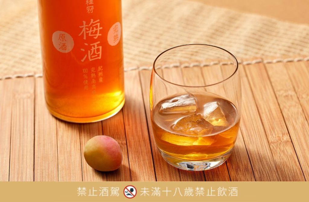 「月桂冠完熟梅酒原酒」100%使用日本紀州完熟南高梅釀製,裝瓶前不加水稀釋,完整保留19%原酒強度與厚實的梅果香氣。入口先是濃郁果香,接著帶出甜潤與微酸的平衡層次,不論純飲、加冰塊或搭氣泡水,都能喝出不同風味。圖/業者提供