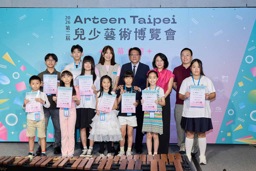 第二屆Arteen Taipei兒少藝術博覽會開幕典禮上,總統府秘書長潘孟安與Arteen Taipei創辦人暨策展人王貞懿等貴賓,和兒少參展者共同合影。圖/墨兒藝術提供