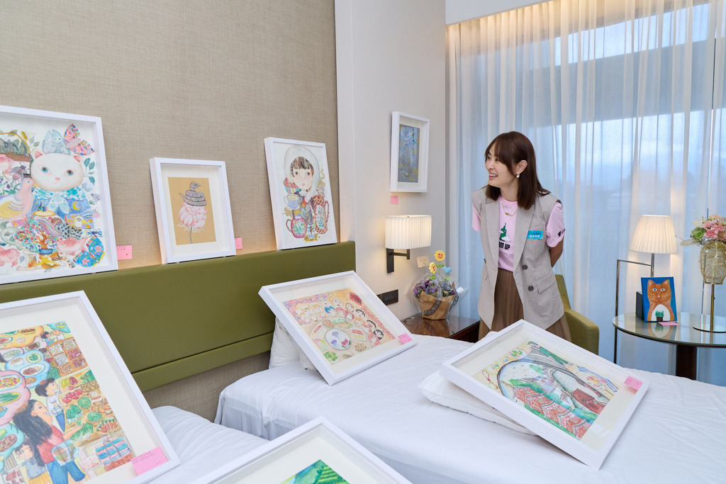 台北101董事長賈永婕參觀第二屆Arteen Taipei兒少藝術博覽會展間,細細欣賞孩子們充滿想像力與個人特色的創作,透過作品感受兒少藝術家眼中的生活與世界。圖/墨兒藝術提供
