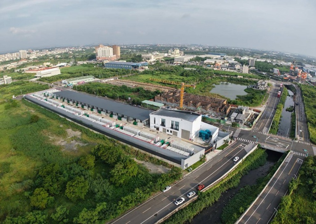 官田鋼鐵斥資45億元建造的80MW/305MWh大型儲能系統,位於臺南麻豆工業區,占地約3,500坪,具備約30.5萬度電的儲能容量。圖/官田鋼鐵提供