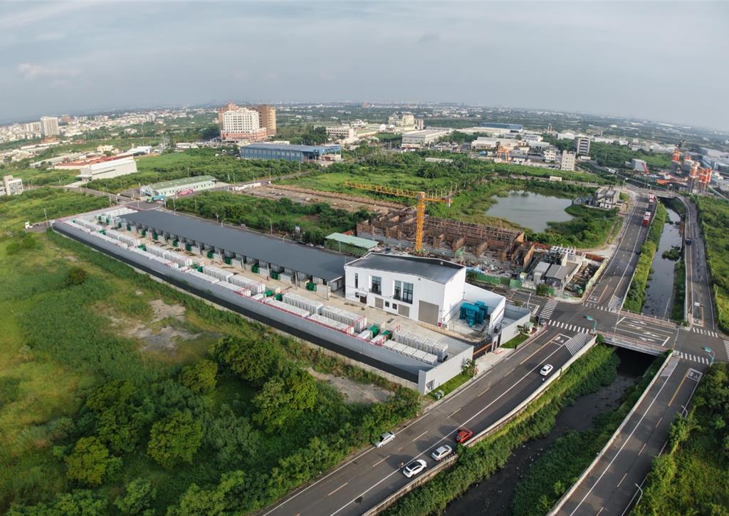 官田鋼位於台南麻豆工業區的大型輸電級儲能系統,24日正式進入商業運轉。圖/官田鋼提供