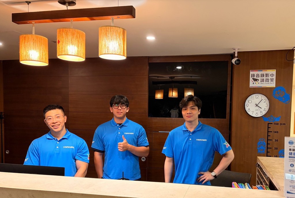 習慣健康國際教練團隊正式進駐青山鎮,提供住戶駐點運動指導與客製化健康管理服務。 圖/業者提供