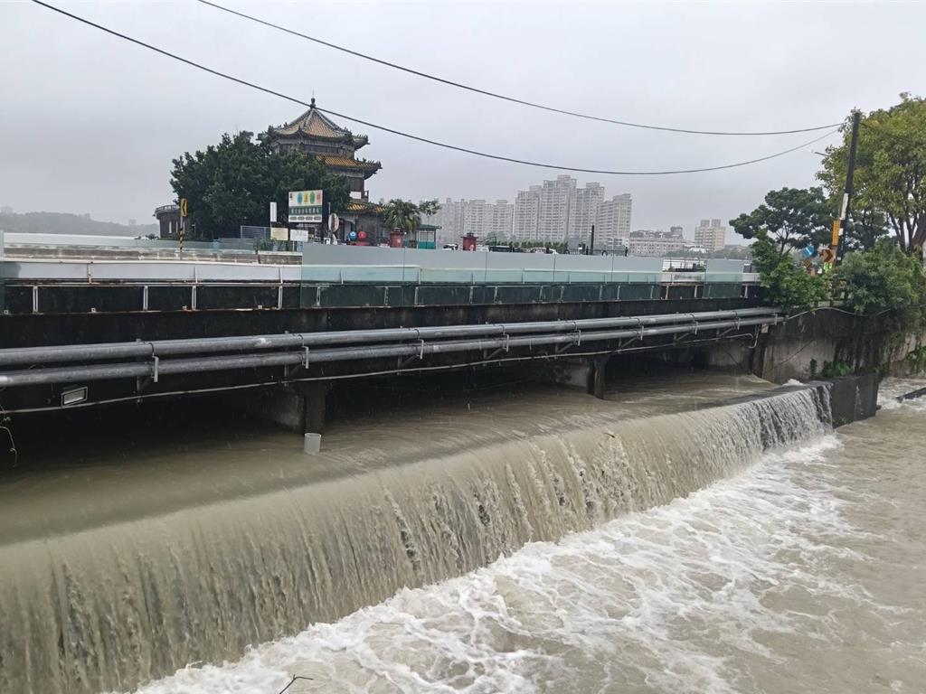 高雄市澄清湖因大雨溢流,讓不少人驚呼「長這麼大第一次看到」。(森林城市協會提供/任義宇高雄傳真)