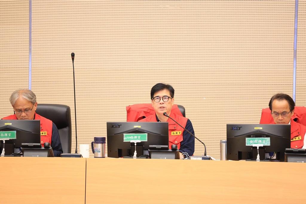高雄市長陳其邁感謝中央、國軍弟兄及警消志工全力支援救災,展現中央地方通力合作守護市民的決心,市府團隊將持續嚴防短延時強降雨,確保市民安全。圖/高雄市新聞局提供
