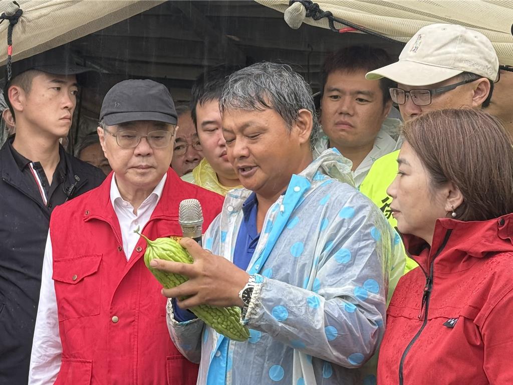 行政院長卓榮泰25日在屏東縣長周春米陪同下,前往南州鄉視察苦瓜園農損後,隨即轉往麟洛鄉視察大湖排水改善工程。(紀爰攝)