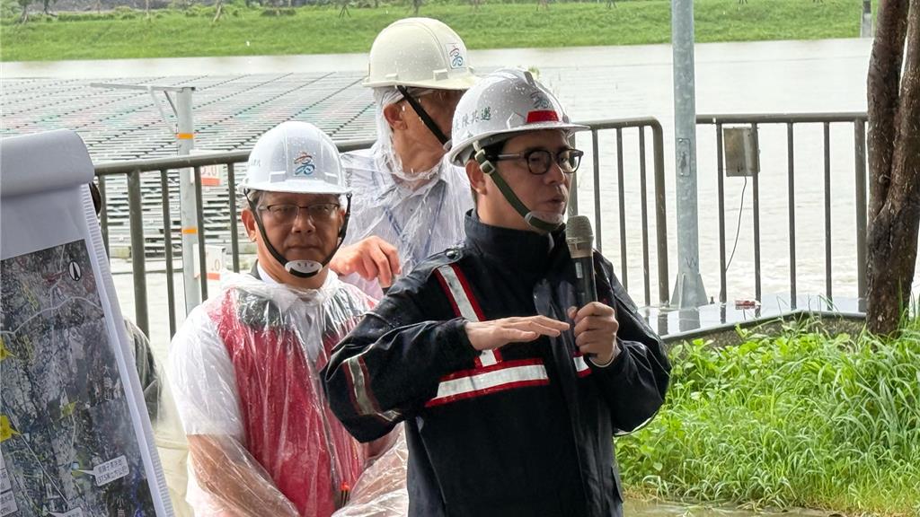 面對外界質疑停班課標準,陳其邁陪同總統賴清德視察治水工程時親上火線回應,強調市府決策是根據氣象署預報資料來判斷,但像這種大豪雨,在雨量預測上有時難免會有一點落差。(柯宗緯攝)