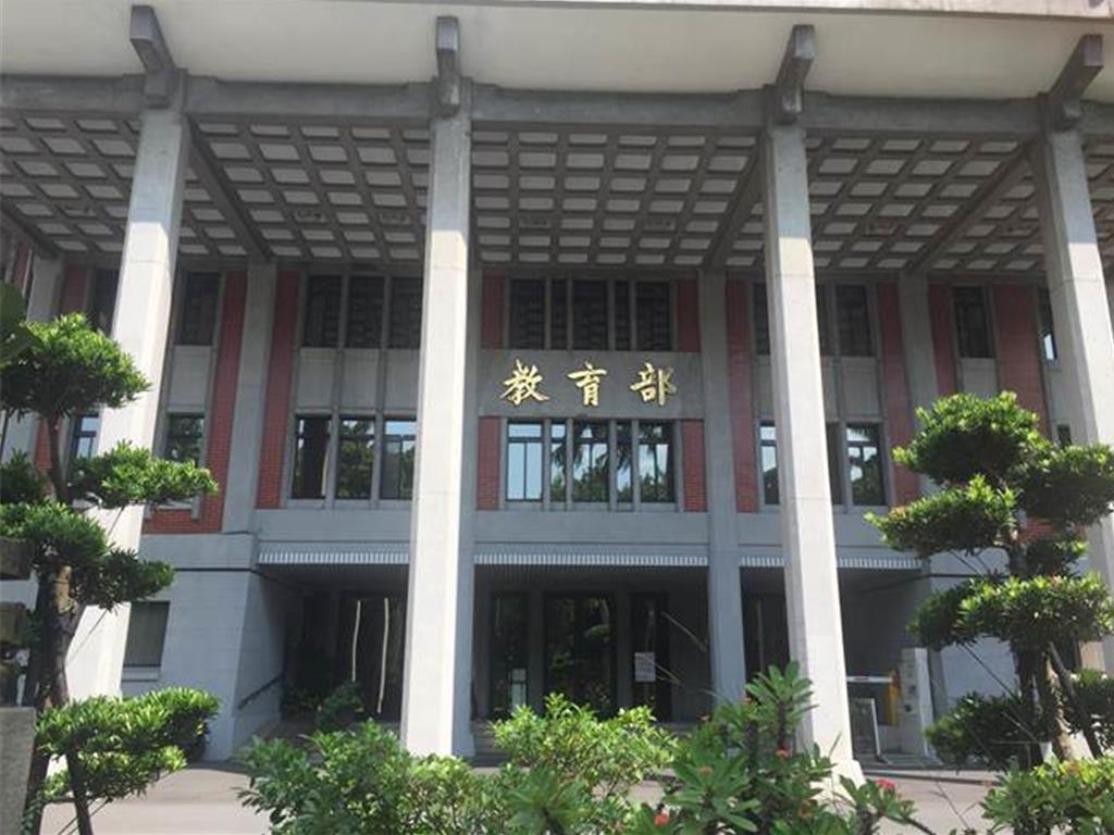 教育部推動「台灣大專院校人工智慧學程聯盟」(TAICA),今(25)日舉辦「TAICA首批頒證暨成果發表記者會」,頒發首批AI學程學分證明。教育部指出,首批學程學分證明共有12校、26名學生提出申請。(本報資料照/簡立欣攝)